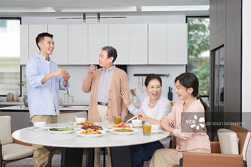 在一起吃饭的一家四口图片素材