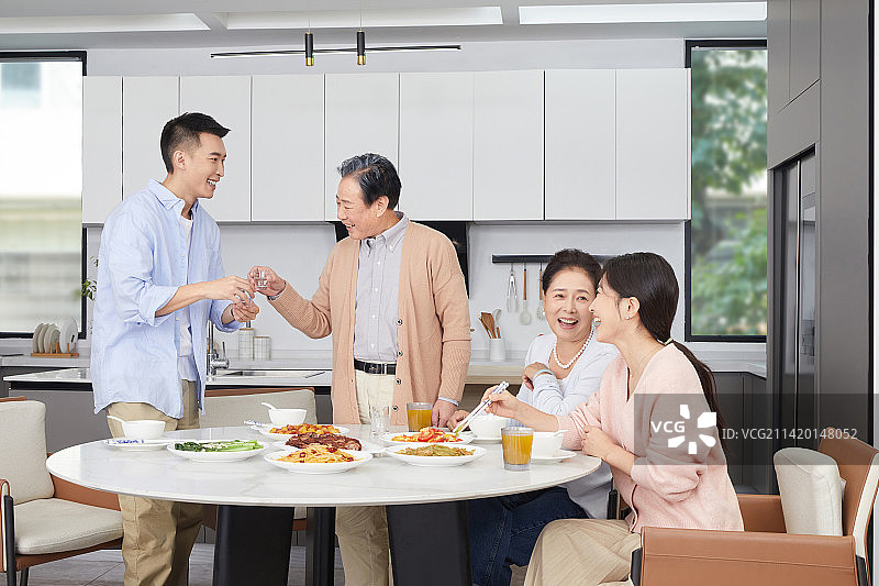 在一起吃饭的一家四口图片素材