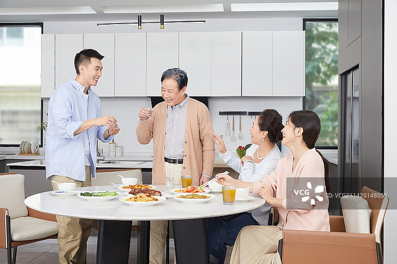 在一起吃饭的一家四口图片素材