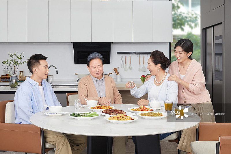 在一起吃饭的一家四口图片素材