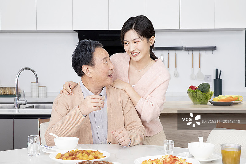 给父亲敬酒的年轻女人图片素材