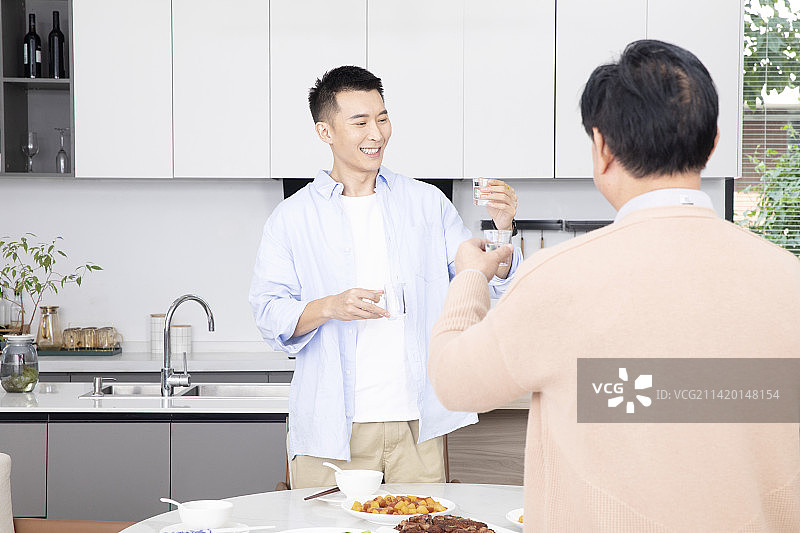 给长辈敬酒的年轻男人图片素材