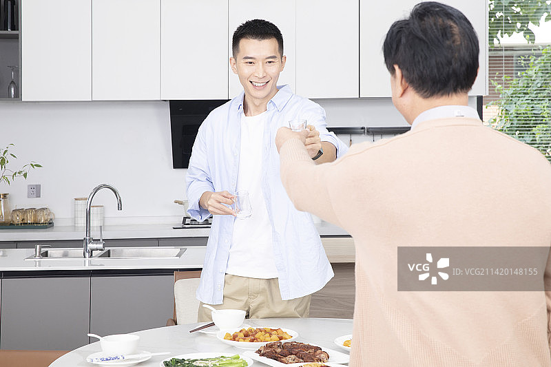 给长辈敬酒的年轻男人图片素材