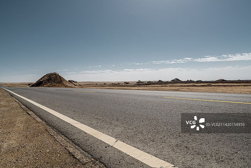 穿过雅丹地貌的315国道图片素材