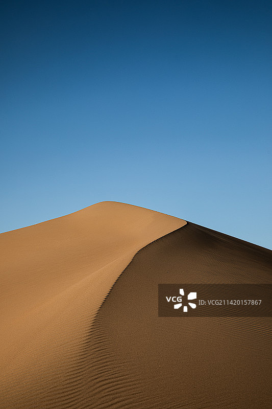 蓝天映衬下的沙漠风光图片素材