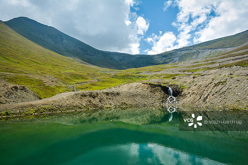 群山映着天空的湖景图片素材