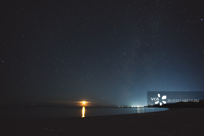 夜晚伊塞克湖的壮丽海景，吉尔吉斯斯坦图片素材