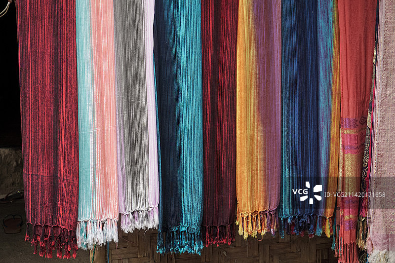 印度尼西亚伦比丹市场出售的彩色面料特写图片素材