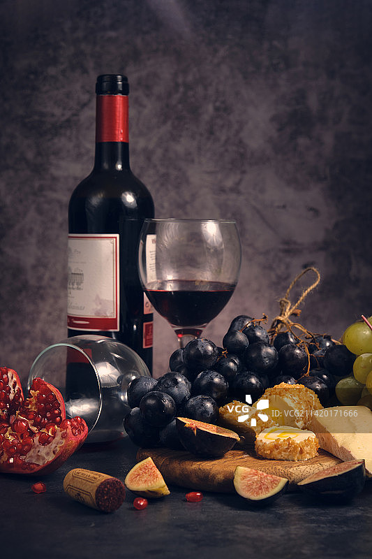 西班牙葡萄酒、奶酪和水果静物图片素材