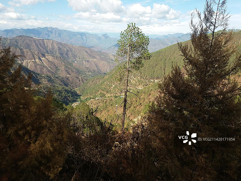 天空映衬下的山景图片素材