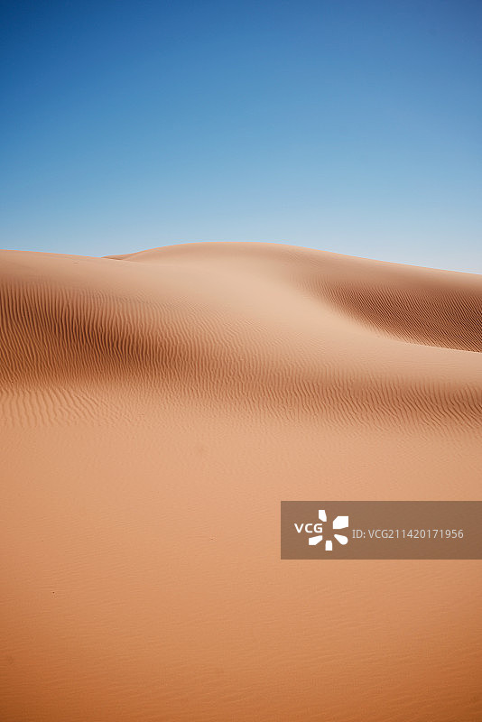摩洛哥梅尔祖卡沙漠的风景，晴朗的蓝天图片素材