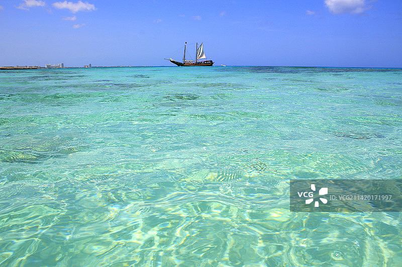 阿鲁巴岛加勒比海蓝色海域的僻静绿松石海滩图片素材
