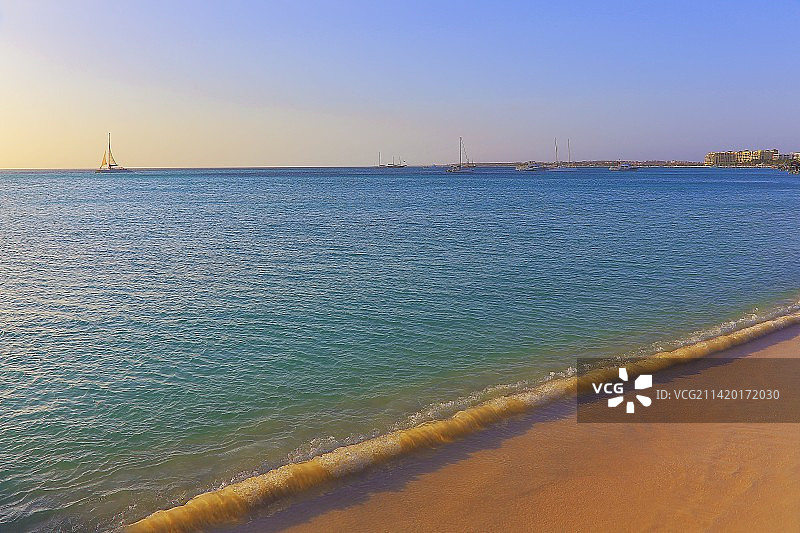 阿鲁巴岛加勒比海蓝色海域的僻静绿松石海滩图片素材
