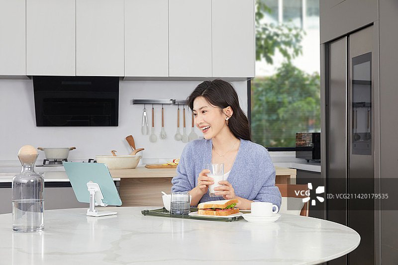 居家吃早餐的年轻女性图片素材