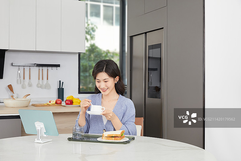 居家吃早餐的年轻女性图片素材
