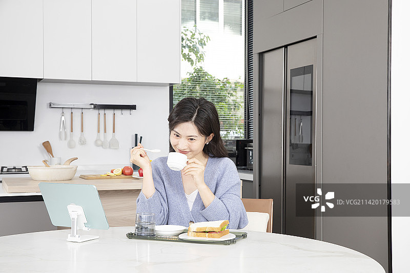 居家吃早餐的年轻女性图片素材