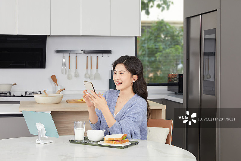 居家吃早餐的年轻女性图片素材