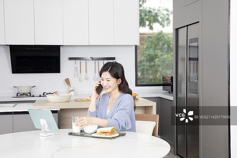 居家吃早餐的年轻女性图片素材
