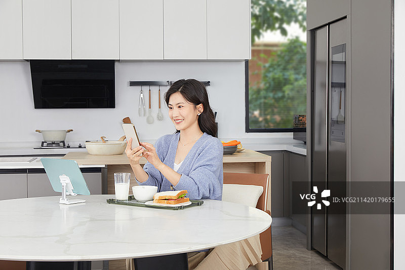 居家吃早餐的年轻女性图片素材