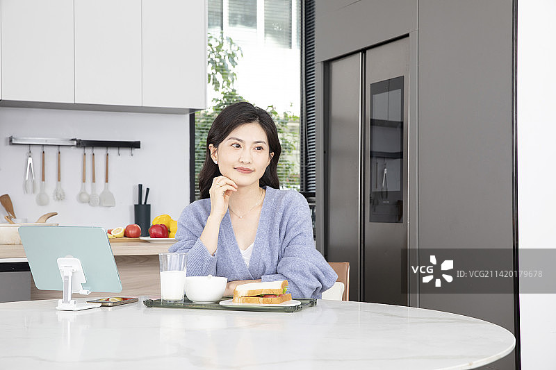 居家吃早餐的年轻女性图片素材
