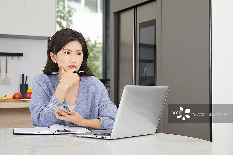 居家办公的年轻女性图片素材