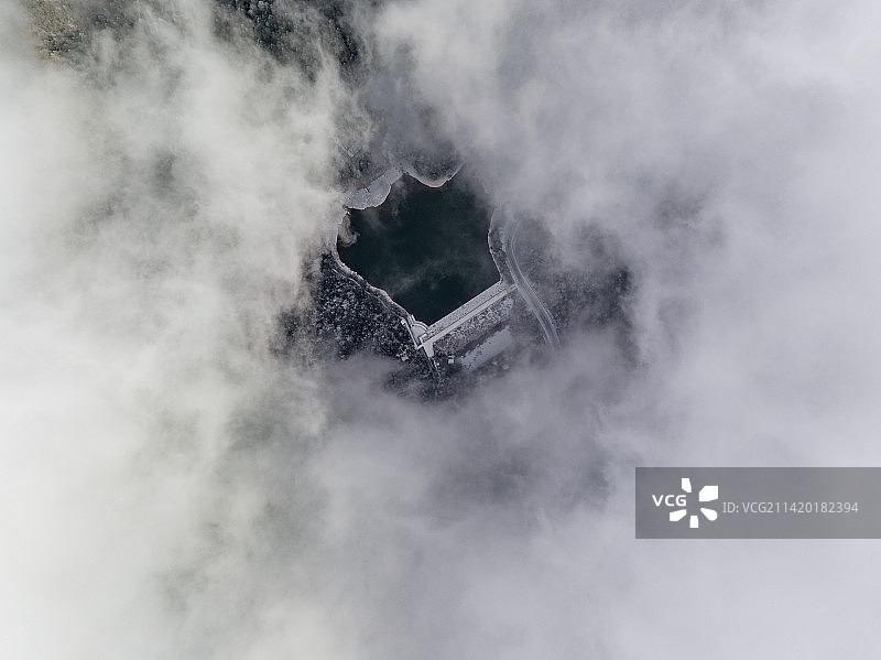 航拍雪后云海中的高山水库金华小西湖图片素材