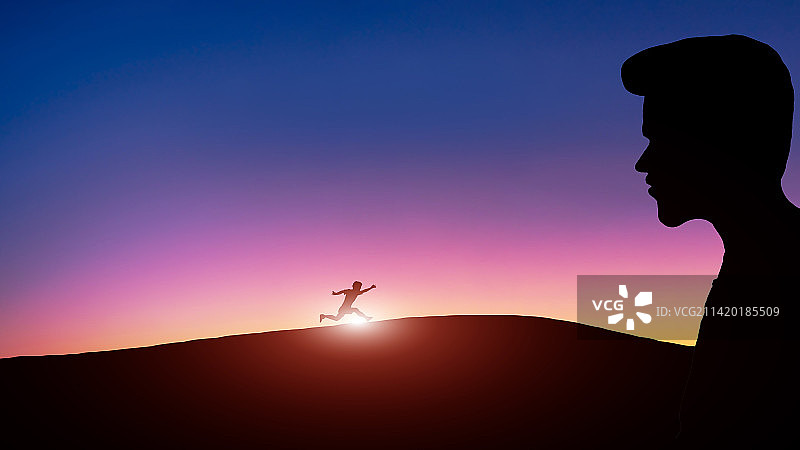 夕阳下一个人注视着奔跑的小男孩剪影图片素材