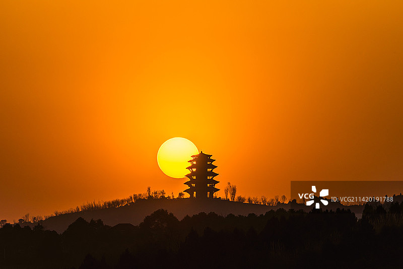 成都东部新区丹景台城市森林公园东安阁悬日图片素材