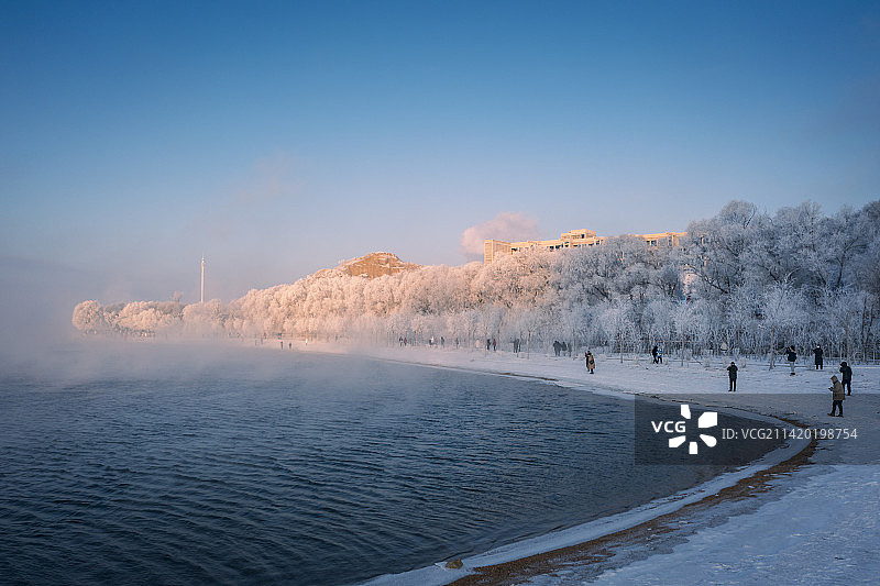 航拍吉林市松花江边的二人雾凇图片素材