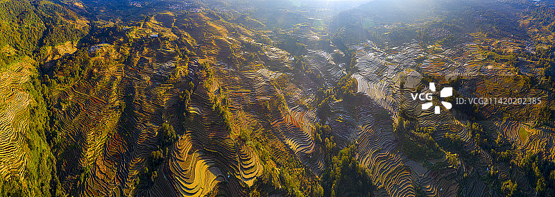 《大地雕刻艺术——元阳梯田》.jpg图片素材