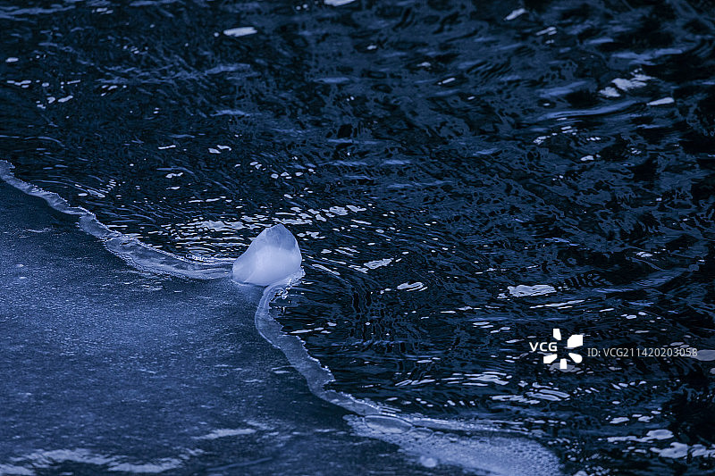 结冰的河流，冬天的冰，蓝色的冰图片素材