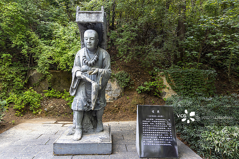 河南省洛阳市龙门石窟景区玄奘（唐僧）全身石像图片素材