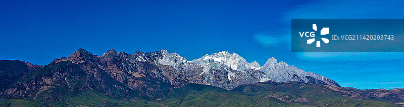 横亘在云贵高原上的玉龙雪山图片素材