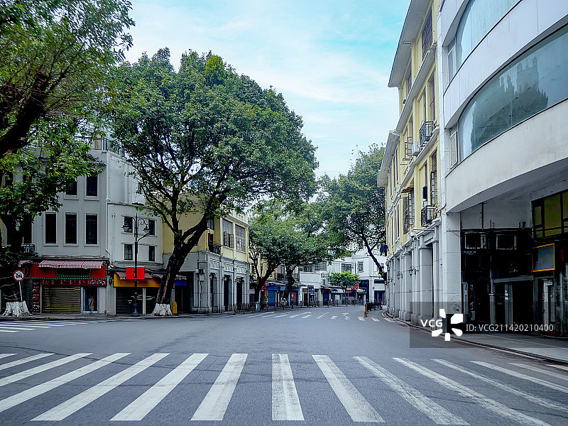 岭南城市广州越秀老城区公路面街景羊城骑楼老字号分叉路口人行横道路况轿车海报汽车路面空镜主题背景素材图片素材