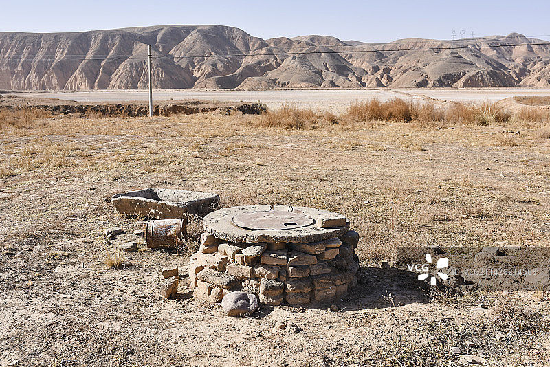 宁西西海固 干枯土地上的一口水窖图片素材