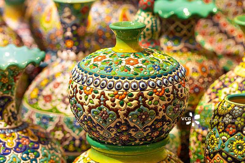 新疆乌鲁木齐国际大巴扎待售彩色花瓶图片素材