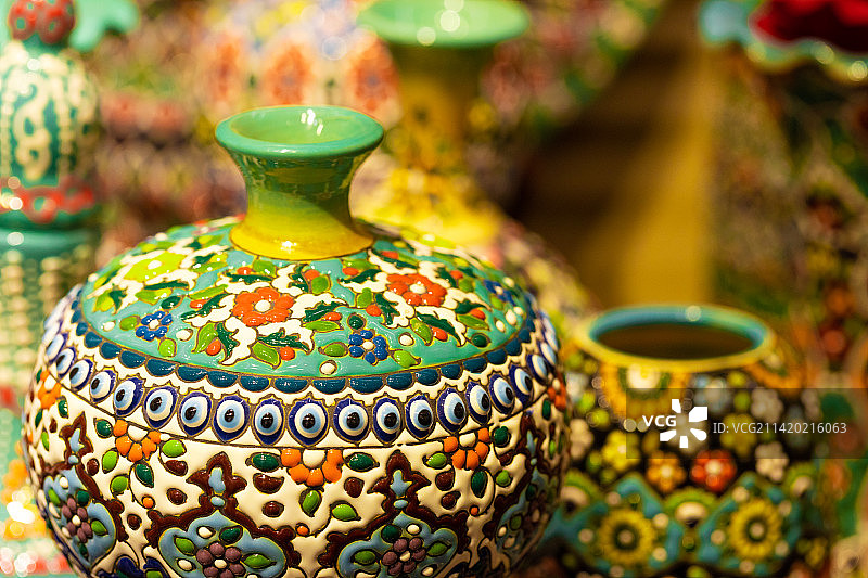 新疆乌鲁木齐国际大巴扎待售彩色花瓶图片素材
