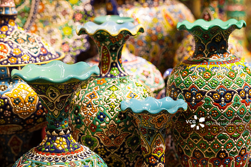 新疆乌鲁木齐国际大巴扎待售彩色花瓶图片素材