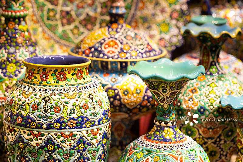 新疆乌鲁木齐国际大巴扎待售彩色花瓶图片素材