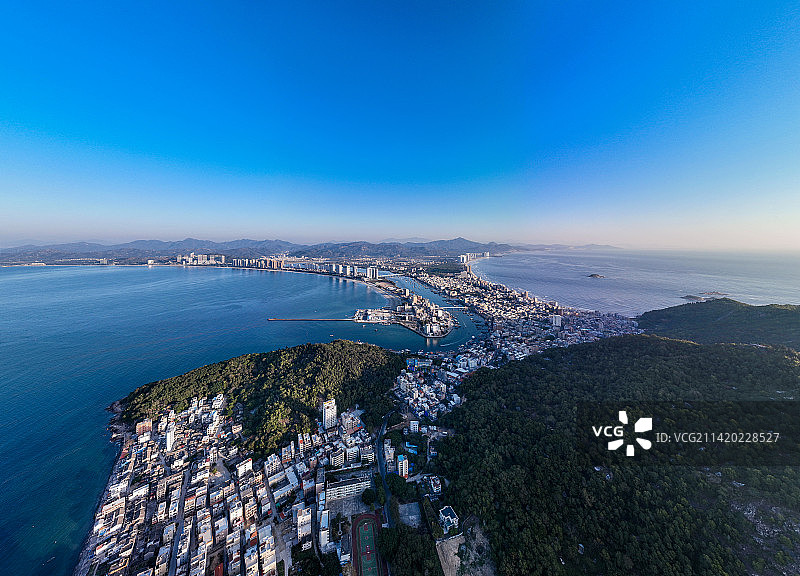 冬季广东惠州惠东双月湾度假海边美景，小星山，大星山，双月湾全景，海边日出日落，渔船出港，沙滩，图片素材