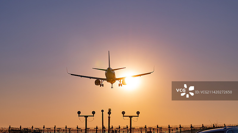 飞机在机场跑道前起飞降落逆光美景图片素材