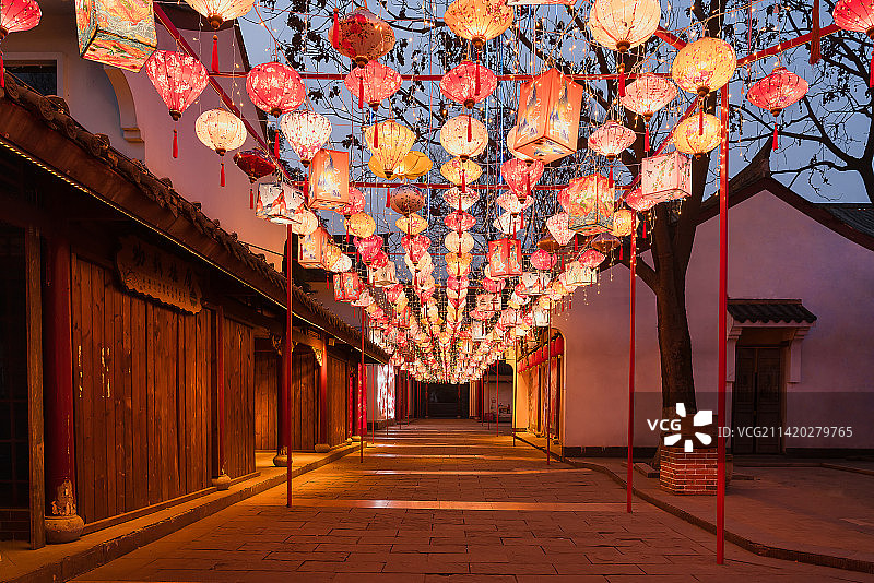 春节灯会夜晚挂满彩灯的街景图片素材