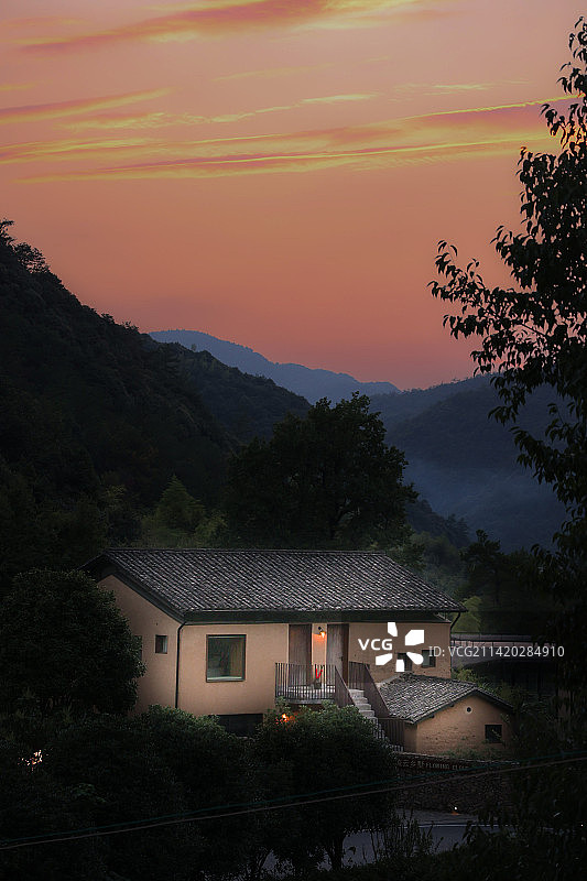 夕阳下的房屋图片素材