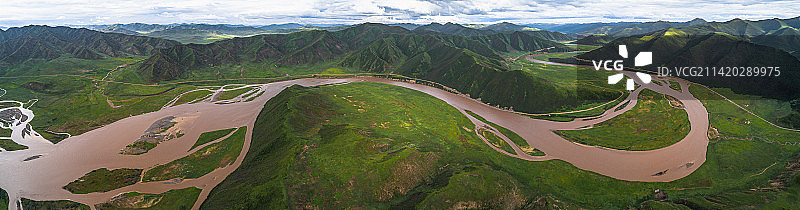 青海果洛州三江源自然保护区的河流与山脉图片素材
