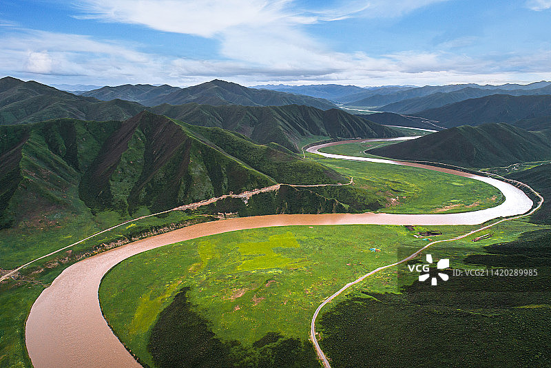 青海果洛州三江源自然保护区的河流与山脉图片素材