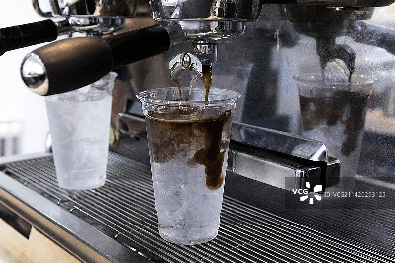 咖啡师在咖啡馆冲泡咖啡图片素材