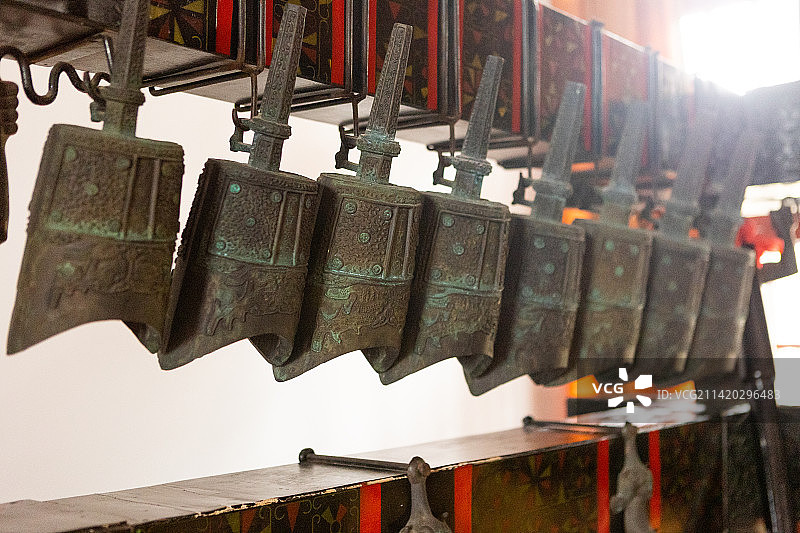 鄂州市西山风景区展览馆里的编钟图片素材