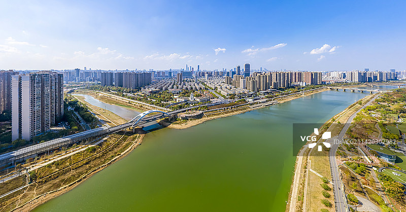 航拍视角下的-城市天际线全景浏阳河风光带和圭塘河图片素材