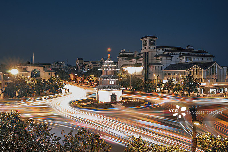 蓝调时刻扬州市中心文昌阁车流夜景图片素材