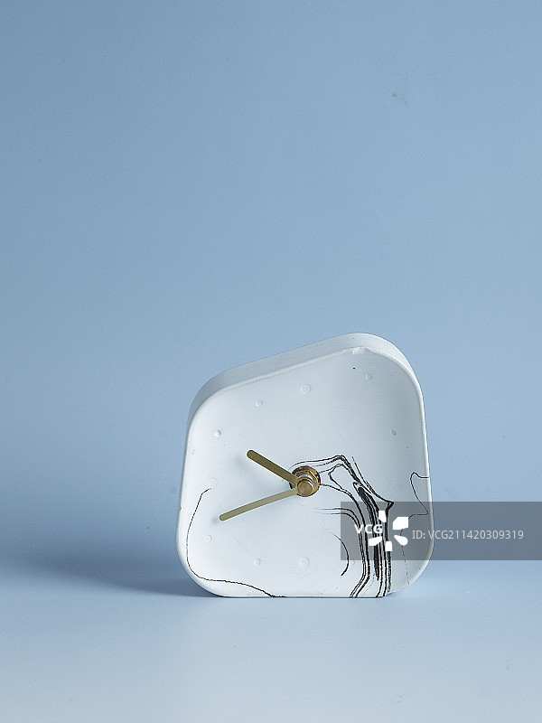 蓝色背景下的时钟特写镜头图片素材